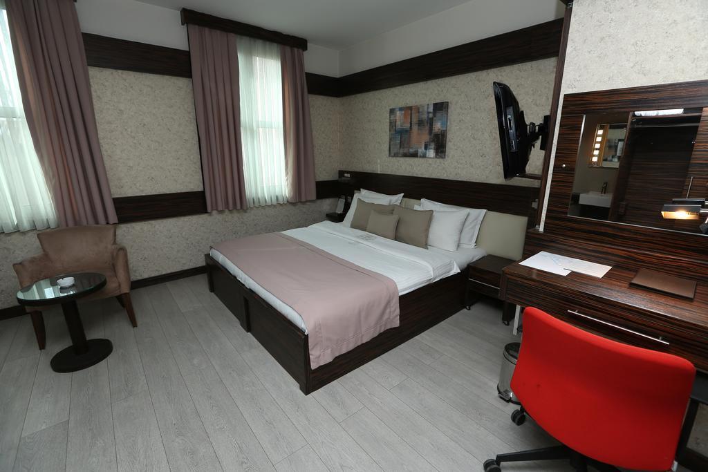 Wes Hotel Коджаели Екстериор снимка