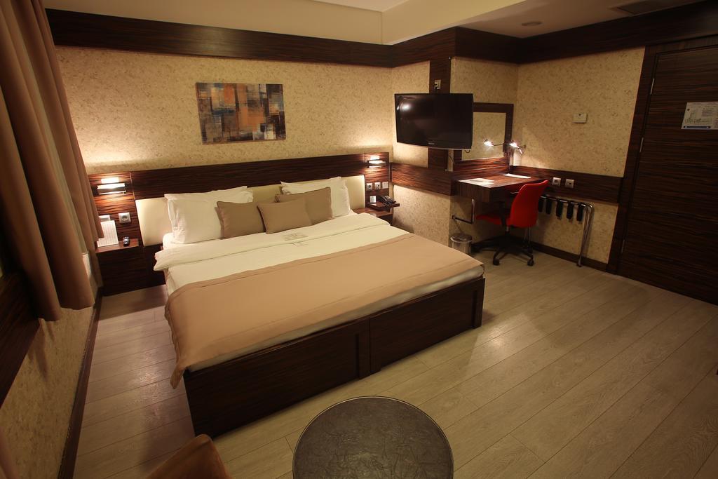 Wes Hotel Коджаели Екстериор снимка