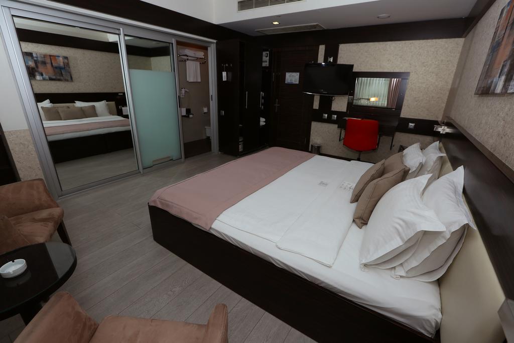 Wes Hotel Коджаели Екстериор снимка