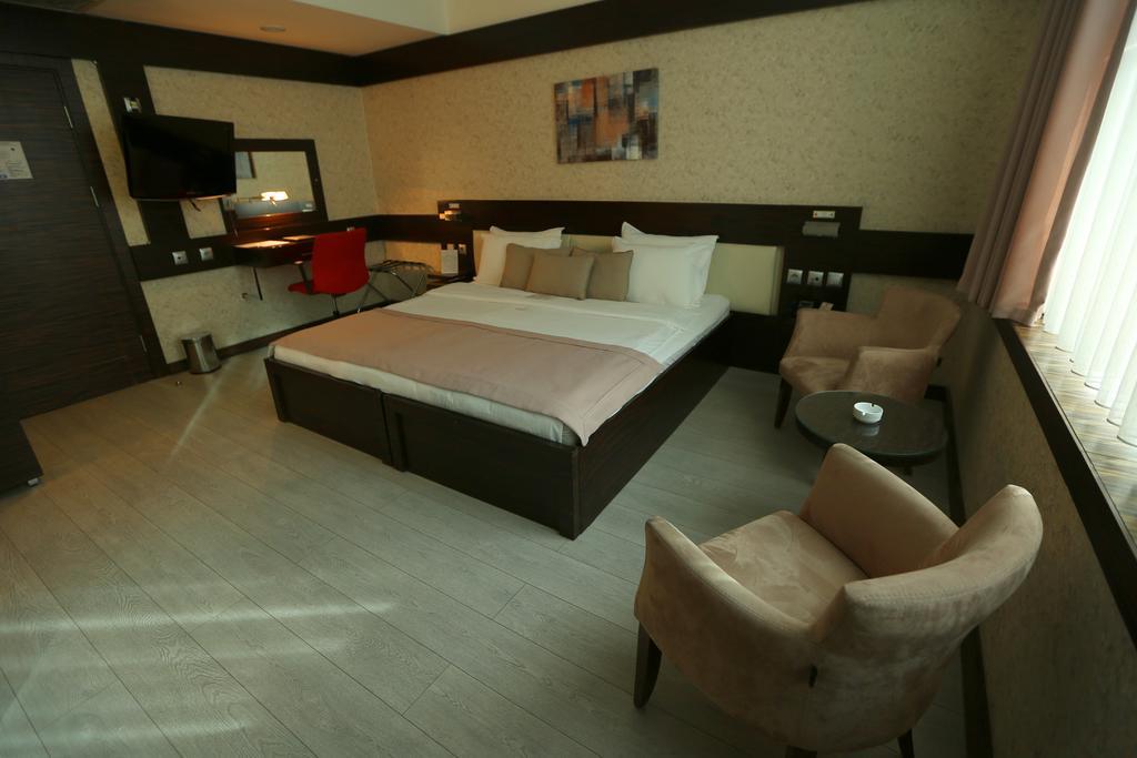 Wes Hotel Коджаели Екстериор снимка