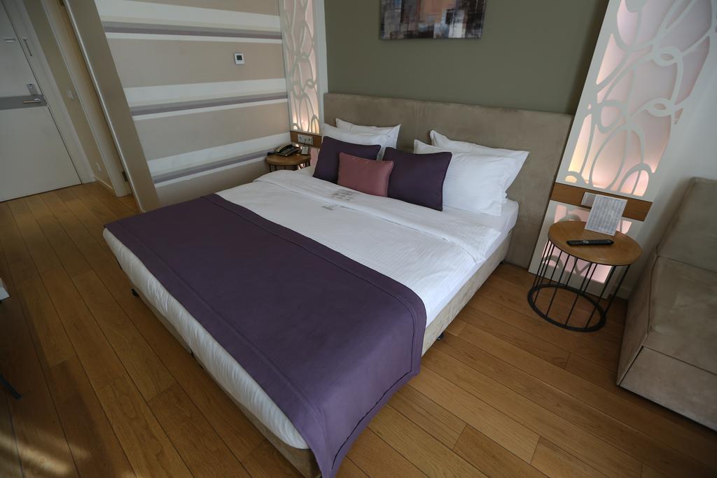 Wes Hotel Коджаели Екстериор снимка