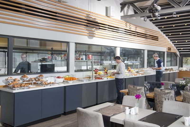 Wes Hotel Коджаели Екстериор снимка