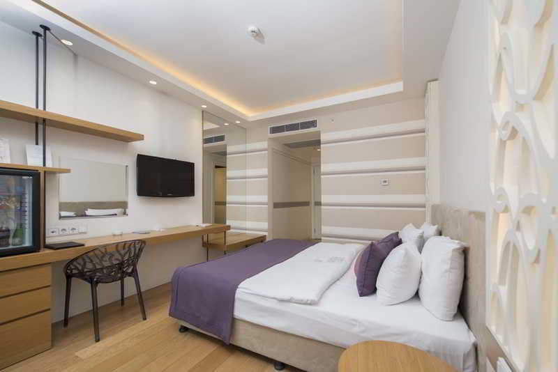 Wes Hotel Коджаели Екстериор снимка